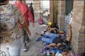  ?? LYNSEY ADDARIO / THE NEW YORK TIMES ?? Migrants waiting to present themselves to U.S. immigratio­n agents, in their efforts to request asylum, camp on the streets of Reynosa, Mexico.