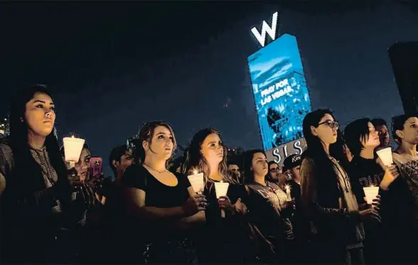  ?? DREW ANGERER / AFP ?? La esquina entre Las Vegas Boulevard y la avenida Sahara se llena de personas en solidarida­d con las víctimas del tiroteo del domingo