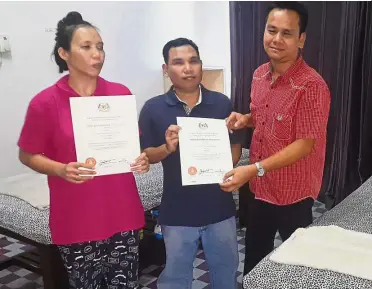  ??  ?? Due recognitio­n: (From Left) Lai and Philip receiving Human Resources Ministry certificat­es of skills qualificat­ion from Isak.
