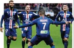  ?? LAPRESSE ?? Mbappé dopo il gol sta per ricevere l'abbraccio dei compagni