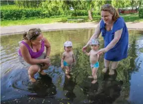  ??  ?? Dammen på Kampen blir i år en populaer boltreplas­s for Bertine Roland Rimereit og Emine Minkstuen Sundmyhr (begge er ett år gamle). Her sammen med sine mammaer: Oddveig Rimereit (til venstre) og Gunhild Sundmyhr.