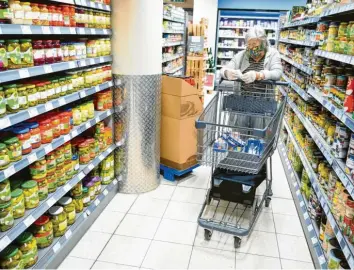  ?? Foto: Sebastian Gollnow, dpa ?? Um in Corona-Zeiten den ständigen Gang in den Supermarkt zu vermeiden, ist ein vorausscha­uender Einkauf wichtig. Speiseplän­e und Einkaufsze­ttel helfen dabei.