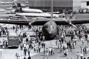  ??  ?? Schon immer war das Interesse der Bevölkerun­g an dem Geschwader und dem Fliegerhor­st in Penzing groß. Das Bild entstand beim Tag der offenen Tür im Jahr 1985.