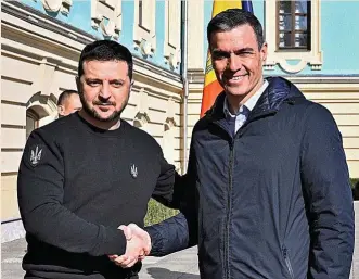  ?? ?? El presidente de Ucrania, Volodímir Zelenski, junto a su homólogo español, Pedro Sánchez, ayer en Kiev.