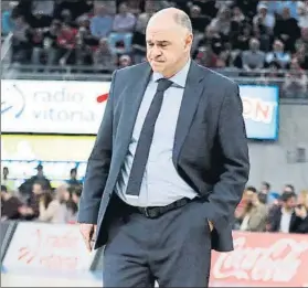  ?? FOTO: EFE ?? Pablo Laso, entrenador del Real Madrid, tras la derrota sufrida en Vitoria