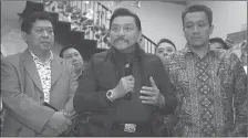  ??  ?? LEGA: A.M. Hendropriy­ono (tengah) memberikan keterangan tentang kesiapan partainya menjalani pendaftara­n kembali peserta pemilu di Jakarta tadi malam.