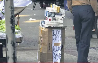  ?? Gustavo Carneiro ?? Mesmo que consumo de cigarros ilegais tenha sido reduzido nos últimos dois anos, nas ruas de Londrina a oferta é grande