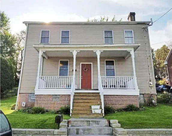  ?? N. Edwards and D. Nath photos ?? The house at 3191 McRoberts Road in Castle Shannon was built in 1900 and has its original front porch and some gingerbrea­d trim.