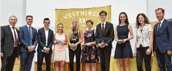 Die Abiturient­en 2018 im Gymnasium Wertingen PressReader