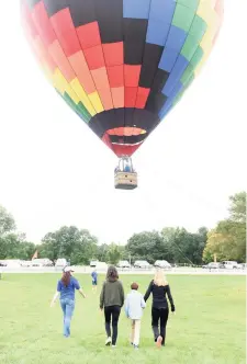  ?? Tyler Sizemore / Hearst Connecticu­t Media ?? Mick Murphy said he’s formed many friendship­s he might not have otherwise had through flying hot air balloons.