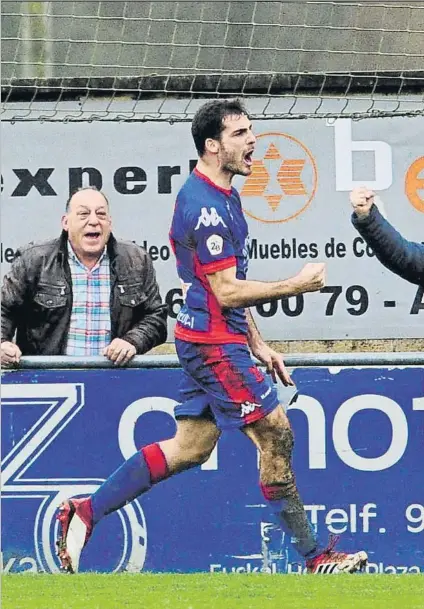  ?? FOTO: JUAN ECHEVERRÍA ?? Iñigo Orozko
El delantero del Amorebieta celebra uno de los dos goles que marcó el sábado al Bilbao Athletic en Urritxe