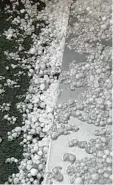  ?? Foto: Schurian ?? Keine Zierde war dieser Perlentepp­ich in den Gärten am Montagaben­d. Der Hagel schlag richtete zumindest an Grünanla gen einigen Schaden an.