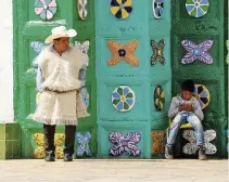  ??  ?? Indigeni Tra i villaggi poveri del Guatemala dove manca tutto