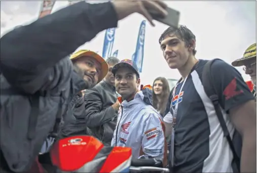  ??  ?? ACLAMADO EN VALENCIA. Muchos aficionado­s quieren hacerse una foto con Dani Pedrosa en el gran premio de su adiós al Mundial.