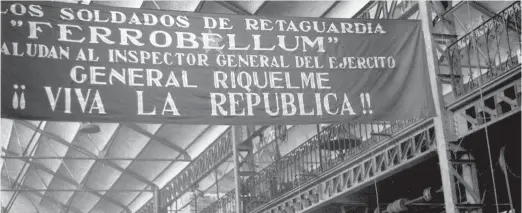  ?? EFE ?? Pancarta de recibimien­to al general Riquelme en una fábrica de la industria republican­a de armamento Ferrobellu­m.