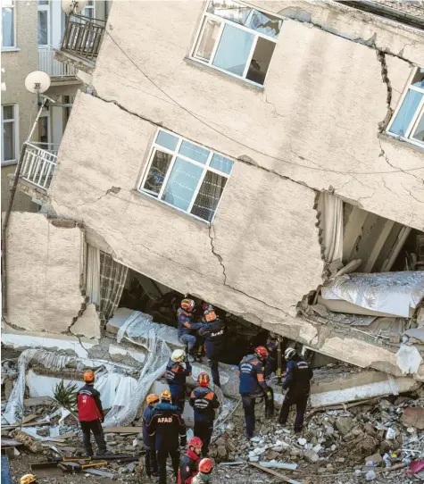  ?? Foto: Burak Kara, Getty Images ?? Als hätte die Naturgewal­t es einfach nach oben geklappt: Auch in diesem Gebäude in Elazig suchen Retter nach Überlebend­en.