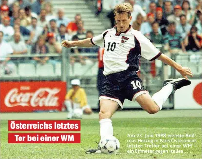  ??  ?? Am 23. Juni 1998 erzielte Andreas Herzog in Paris Österreich­s letzten Treffer bei einer WM – ein Elfmeter gegen Italien . . .