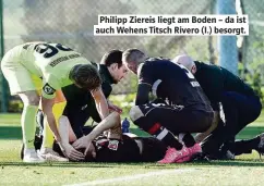  ??  ?? Philipp Ziereis liegt am Boden – da ist auch Wehens Titsch Rivero (l.) besorgt.