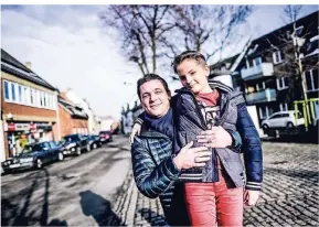  ??  ?? Markus Alsenz (46) wohnt seit fünf Jahren in Hamm – mit seiner Frau und seinen beiden Söhnen Karl und Peter (8, hier im Bild).