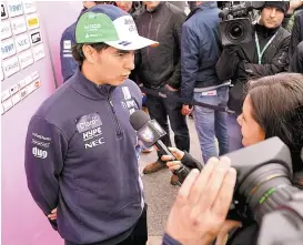  ??  ?? Checo Pérez atendió a la prensa en el circuito de Las Américas