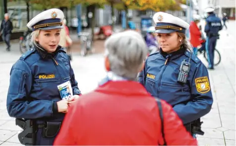  ?? Foto: Alexander Kaya ?? Die Polizeisch­ülerinnen Johanna Müller (links) und Kathrin Maier klären eine Passantin am Petrusplat­z über die Notrufnumm­er 110 auf. Die Aktion in Neu Ulm ist der Auftakt einer Kampagne des Polizeiprä­sidiums zu diesem Thema.