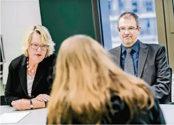  ??  ?? Barbara Strupp-Müller und Gerald Schmitz arbeiten als Güterichte­r daran, Verfahren mit der Methode der Mediation zu Ende zu bringen.