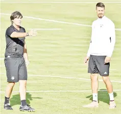  ?? — AFP photo ?? Germany coach Joachim Loew (left) gestures beside midfielder Sandro Wagner during a training session in Herzogenau­rach, southern Germany, ahead of the WC 2018 qualificat­ion match between Germany and San Marino, in this June 8, 2017 file photo.