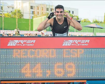  ??  ?? Bruno Hortelano tras el marcador y con su célebre gesto. El atleta nacido en Australia ya tiene los tres récords de velocidad españoles FOTO: EFE