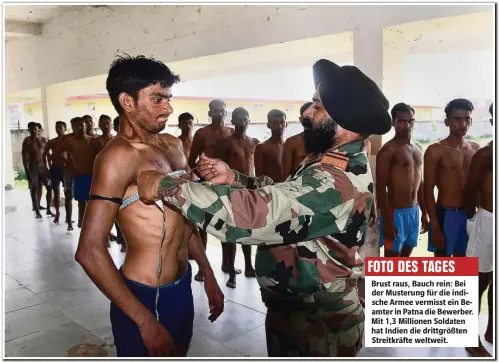  ??  ?? Brust raus, Bauch rein: Bei der Musterung für die indische Armee vermisst ein Beamter in Patna die Bewerber. Mit 1,3 Millionen Soldaten hat Indien die drittgrößt­en Streitkräf e weltweit. FOTO DES TAGES