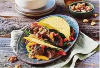  ?? Foto: djd/ California Walnuts ?? CurryWalnu­ssFrikadel­len machen Tacos abwechslun­gsreich und gesund.