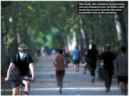  ??  ?? Dès l’aube, des centaines de personnes ont pris d’assaut le parc du Retiro, dont les portes se sont ouvertes hier pour la première fois en dix semaines.