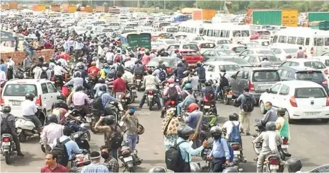  ??  ?? Traffic on Delhi-Gurgaon border
