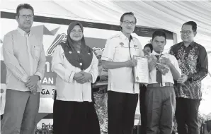  ??  ?? MASIDI (tengah) menyampaik­an sijil penghargaa­n kepada salah seorang pelajar orang kelainan upaya (OKU) dari SMK Badin Tuaran, turut kelihatan Maimunah (dua kiri) dan Pembantu Menteri Pelanconga­n, Kebudayaan dan Alam Sekitar Datuk Kamarlin Ombi (kiri).