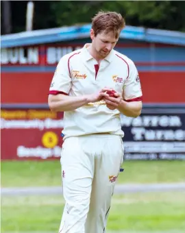  ?? ?? Drouin’s Simon Gardiner gives the ball a shine during his over against Buln Buln on Saturday.
The club legend set the tone early with the ball in the division one clash to give Drouin the upper hand.
They will be chasing Buln Buln’s 192 total when play resumes on Saturday.