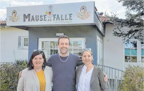  ?? DIRK THANNHEIME­R
FOTO: ?? Die Diskothek „Mausefalle“in Bad Saulgau feiert Ende April ihr 20-jähriges Bestehen. Mit dabei sind dann Sabine Tröndle (links), Ulf Braig und Petra Engler.