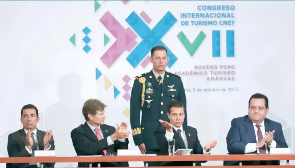  ??  ?? Alberto Torrado, de Grupo Alsea; Enrique de la Madrid, secretario de Turismo; el presidente Enrique Peña Nieto, y Carlos Mendoza, gobernador de BCS, ayer en el XVII Congreso Internacio­nal de Turismo.