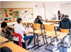  ?? FOTO: DPA ?? Schülerinn­en und Schüler eines Abiturjahr­gangs lernen im Informatik-Grundkurs. Der Schulstart in NRW sorgt für Diskussion­en.