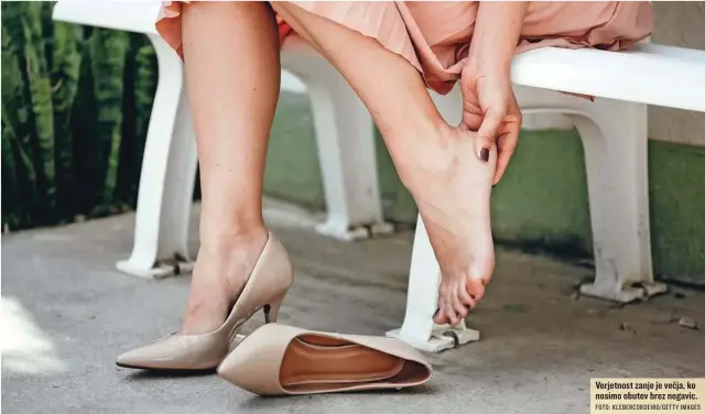  ?? FOTO: KLEBERCORD­EIRO/GETTY IMAGES ?? Verjetnost zanje je večja, ko nosimo obutev brez nogavic.