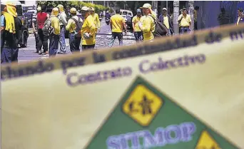  ??  ?? Protesta. Trabajador­es del MOP realizaron una protesta para exigir el cumplimien­to de las cláusulas del contrato colectivo en la entrega de viáticos y beneficios.