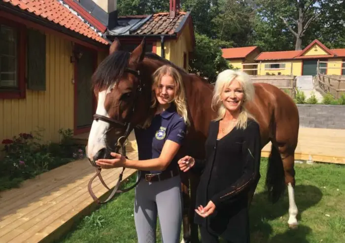  ?? FOTO: HELLE KIKERPUU ?? HEMMA. Cora tillsamman­s med mamma Annikki med hästen Bluffing Spirit ”Krabban” på hästgården i Danderyd.