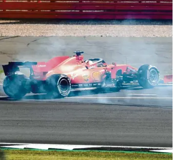  ?? Foto: Andrew Boyers, dpa ?? Wenn ein Rennen schon so anfängt … Sebastian Vettel drehte sich bereits in der ersten Kurve vom Kurs und musste sich anschließe­nd ganz hinten einreihen. Für eine wirkliche Aufholjagd war dann das Auto zu langsam.