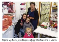  ??  ?? Sibelle Machado, avec Séverine et ses filles Capucine et Léonie, adeptes des activités chez Drôle de fil.