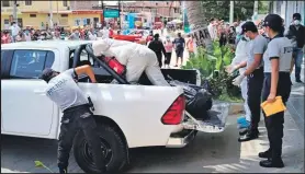  ??  ?? La pareja fue encontrada con impactos de bala al interior de su restaurant­e.