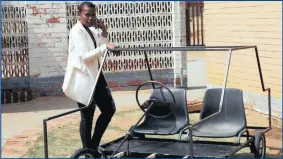  ??  ?? ULUSANDA Hleko ozongena emlandweni eqhoqhobel­e inqola yakhe ebizwa ngeGushesh­e kwiRed Bull Box Cart Race eseSandton ngeSonto Isithombe: SITHUNYELW­E