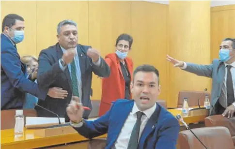  ?? ABC ?? Yamal Dris (PP), con corbata verde, se enzarza con Carlos Verdejo (Vox), ayer, en el pleno de Ceuta