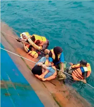  ?? AFP ?? Passengers evacuating as a ferry sank off the coast of Selayar island, in South Sulawesi province, on Tuesday. The deadly accident comes as Indonesia on July 3 officially called off a search for some 164 people still missing after another ferry sank on...