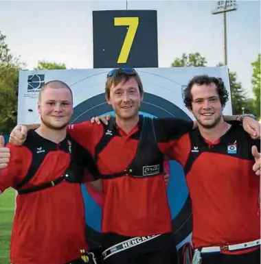  ?? Foto: Antoni ?? Bei der EM 2018 in Polen holen Joe Klein, Jeff Henckels und Pit Klein (v.l.n.r) die Bronzemeda­ille. Bei der WM vertritt dasselbe Recurve-trio die Luxemburge­r Farben.