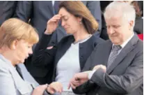  ??  ?? Sat otkucava Merkel ulazi u sudbonosnu utrku s vremenom, jer sestrinska stranka CSU koju vodi Seehofer ide svojim putem