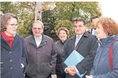  ?? FOTO: STADT ?? Am Eingang zum Gelände begrüßten Bürgermeis­terin Angelika Mielke-Westerlage (r.) und Eigentümer Peter Soliman (2. v.r.) die Ministerin (l.).