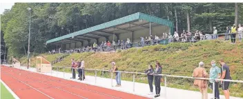  ?? FOTO: PETER KUHLENDAHL ?? Maske auf und Abstände einhalten. Wie beim Spiel gegen den Wuppertale­r SV soll es auch am Sonntag im Eifgen-Stadion sein.